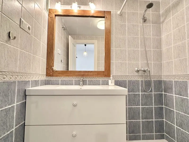 A cozy, bright apartment is for sale in picturesque Mijas Pueblo, one of the most charming white towns in Andalusia. Narrow streets, flower-filled balconies, panoramic views of the sea and mountains, atmospheric cafes, and a truly Spanish atmosphere creat