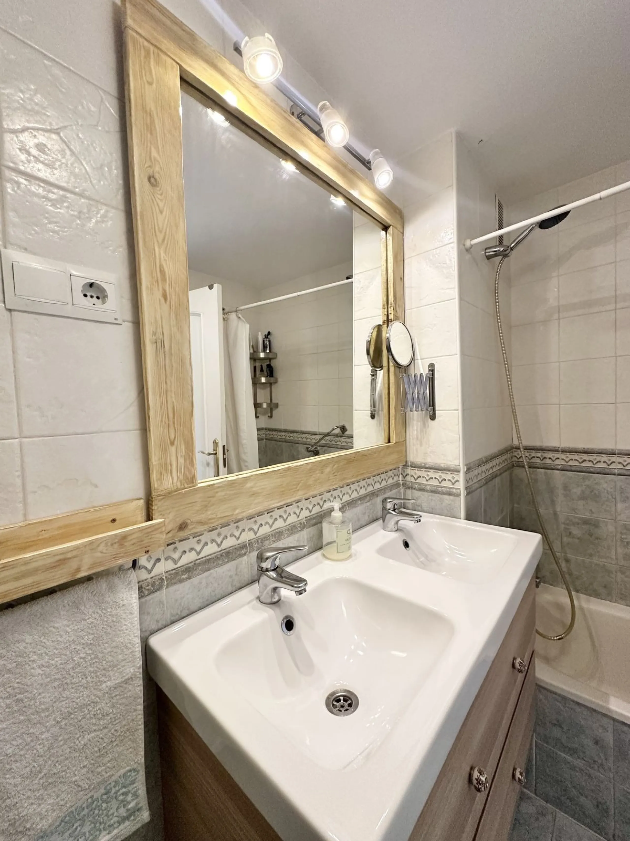 A cozy, bright apartment is for sale in picturesque Mijas Pueblo, one of the most charming white towns in Andalusia. Narrow streets, flower-filled balconies, panoramic views of the sea and mountains, atmospheric cafes, and a truly Spanish atmosphere creat