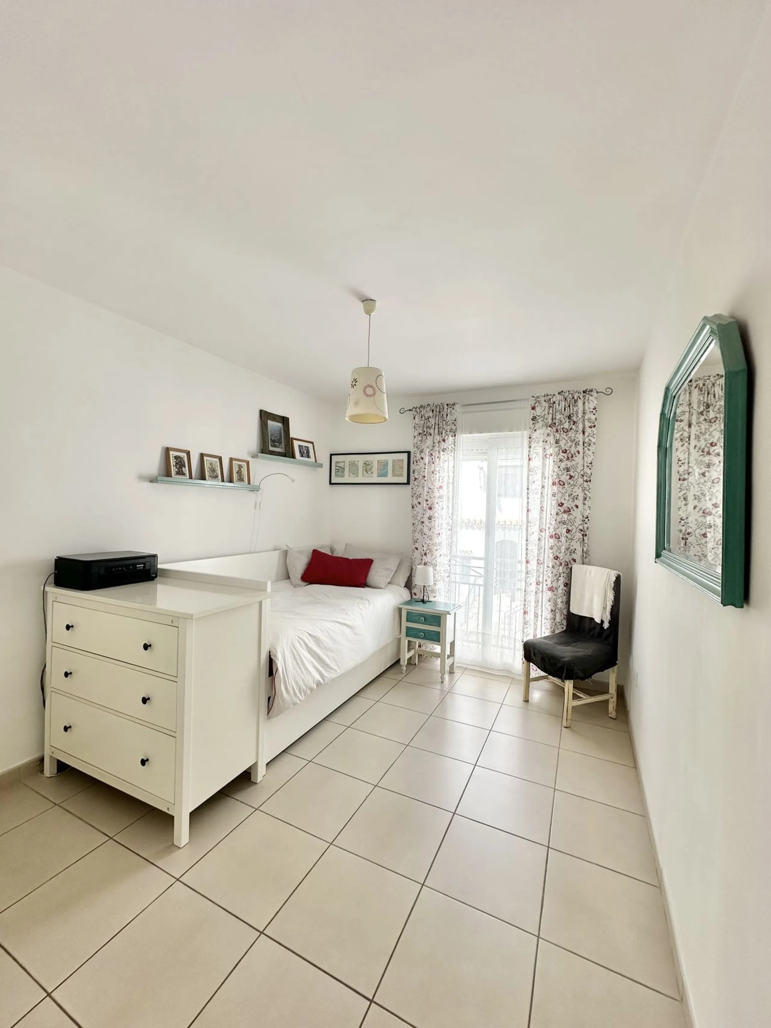 A cozy, bright apartment is for sale in picturesque Mijas Pueblo, one of the most charming white towns in Andalusia. Narrow streets, flower-filled balconies, panoramic views of the sea and mountains, atmospheric cafes, and a truly Spanish atmosphere creat