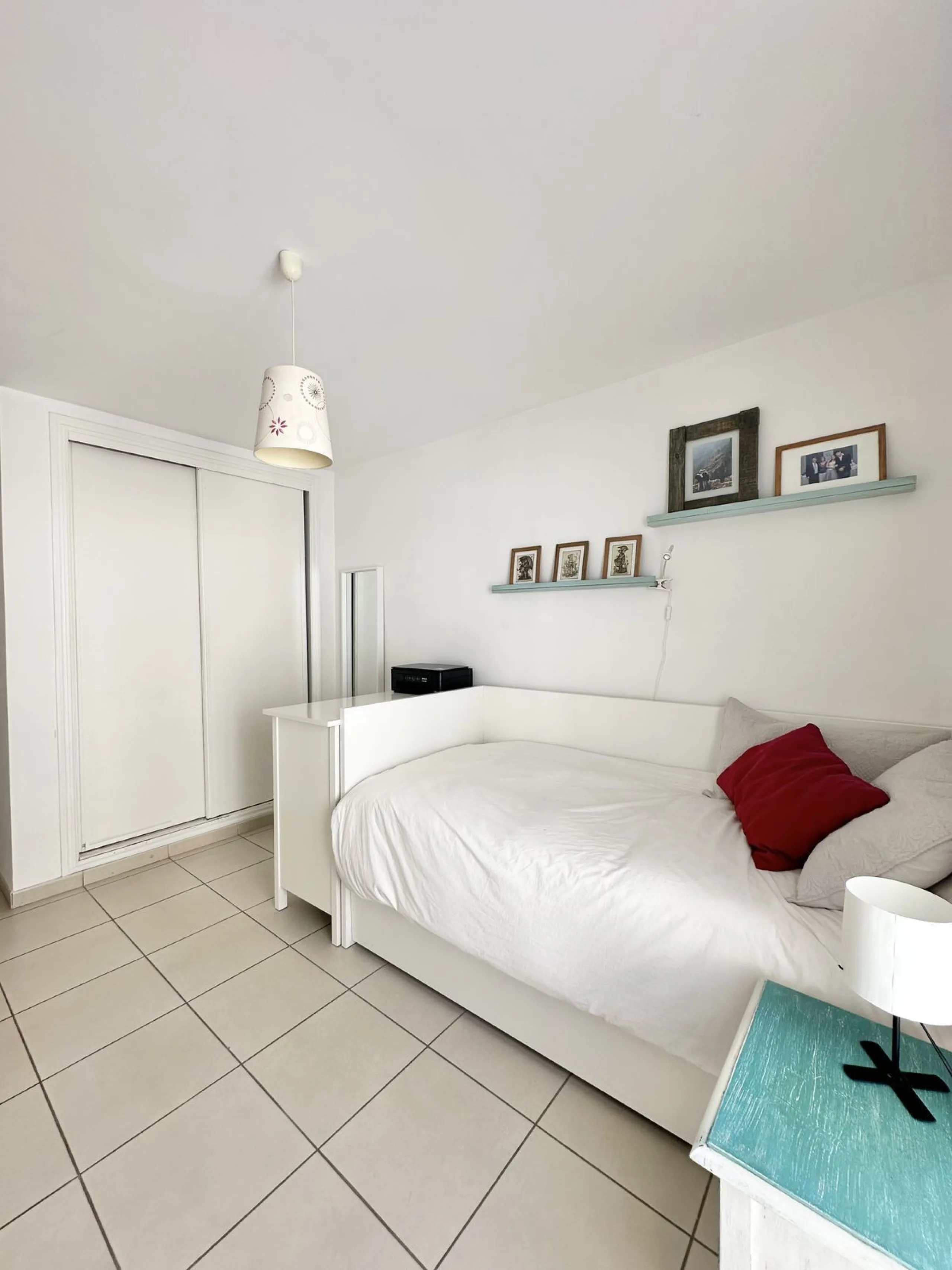 A cozy, bright apartment is for sale in picturesque Mijas Pueblo, one of the most charming white towns in Andalusia. Narrow streets, flower-filled balconies, panoramic views of the sea and mountains, atmospheric cafes, and a truly Spanish atmosphere creat