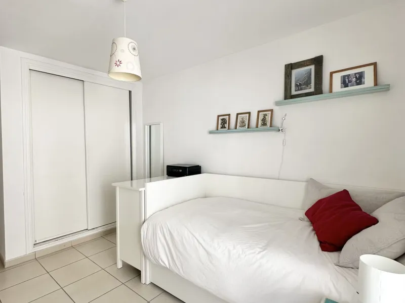 A cozy, bright apartment is for sale in picturesque Mijas Pueblo, one of the most charming white towns in Andalusia. Narrow streets, flower-filled balconies, panoramic views of the sea and mountains, atmospheric cafes, and a truly Spanish atmosphere creat
