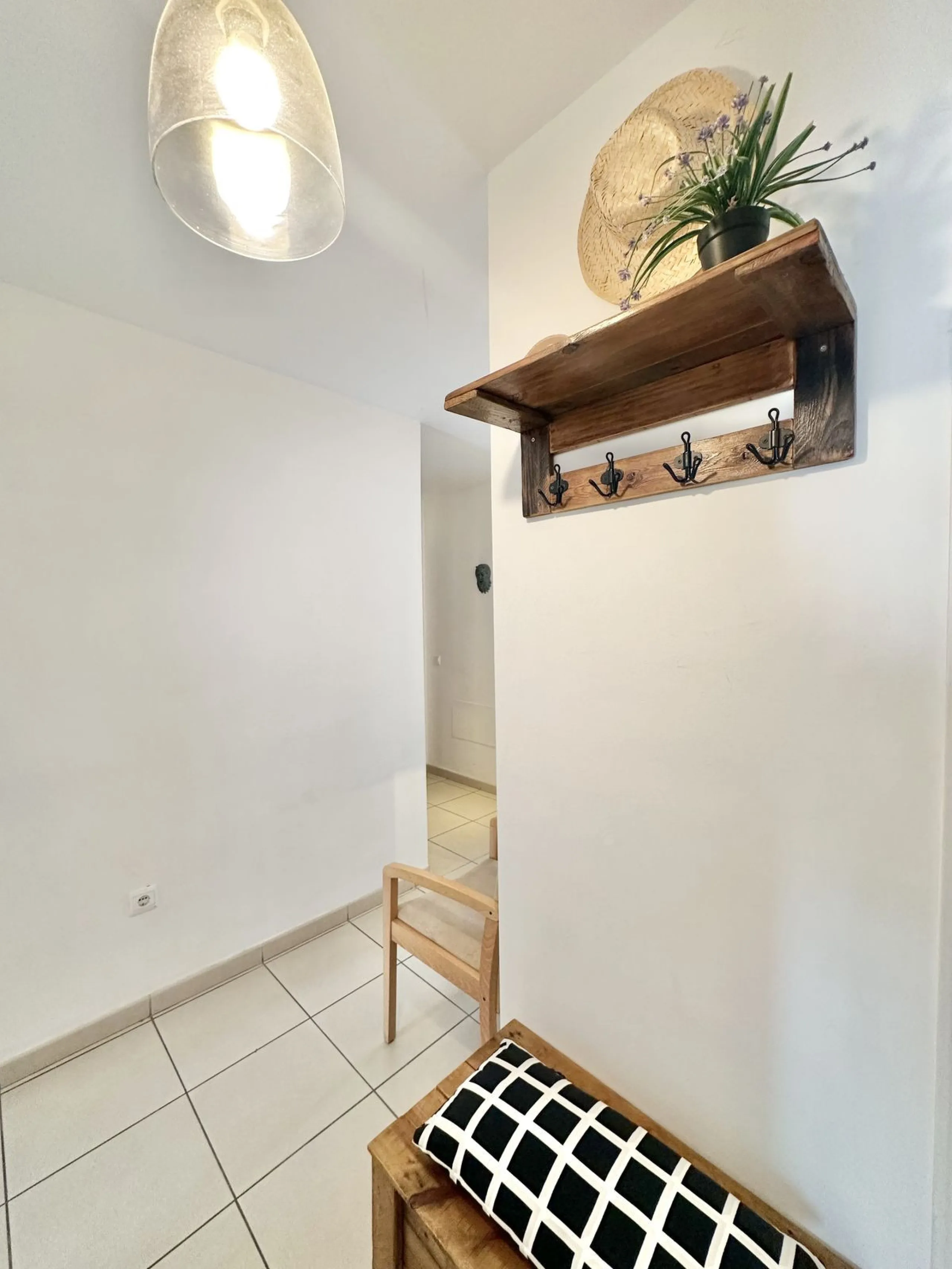 A cozy, bright apartment is for sale in picturesque Mijas Pueblo, one of the most charming white towns in Andalusia. Narrow streets, flower-filled balconies, panoramic views of the sea and mountains, atmospheric cafes, and a truly Spanish atmosphere creat