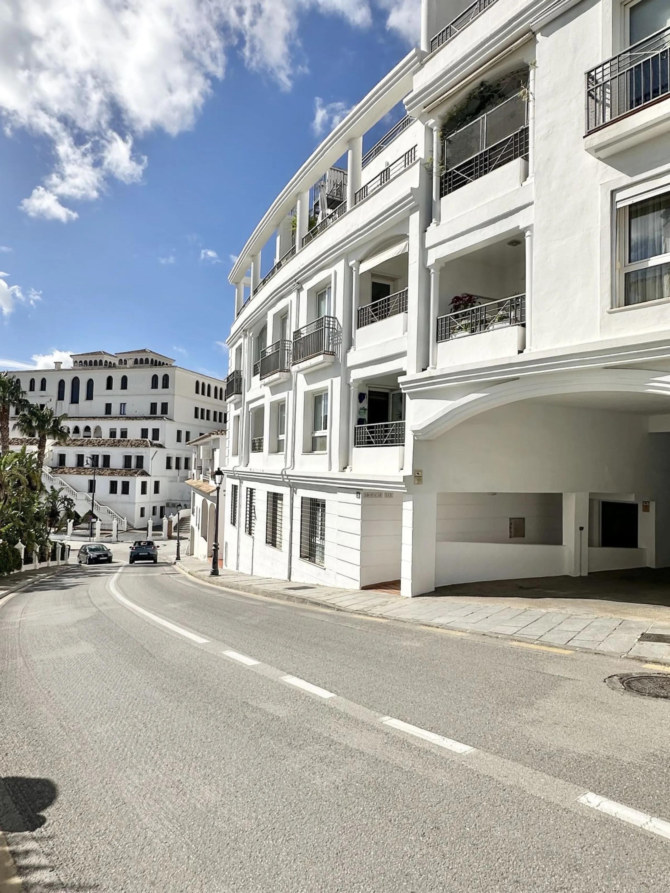A cozy, bright apartment is for sale in picturesque Mijas Pueblo, one of the most charming white towns in Andalusia. Narrow streets, flower-filled balconies, panoramic views of the sea and mountains, atmospheric cafes, and a truly Spanish atmosphere creat