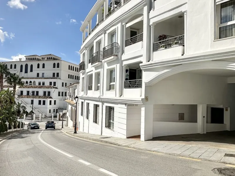 A cozy, bright apartment is for sale in picturesque Mijas Pueblo, one of the most charming white towns in Andalusia. Narrow streets, flower-filled balconies, panoramic views of the sea and mountains, atmospheric cafes, and a truly Spanish atmosphere creat