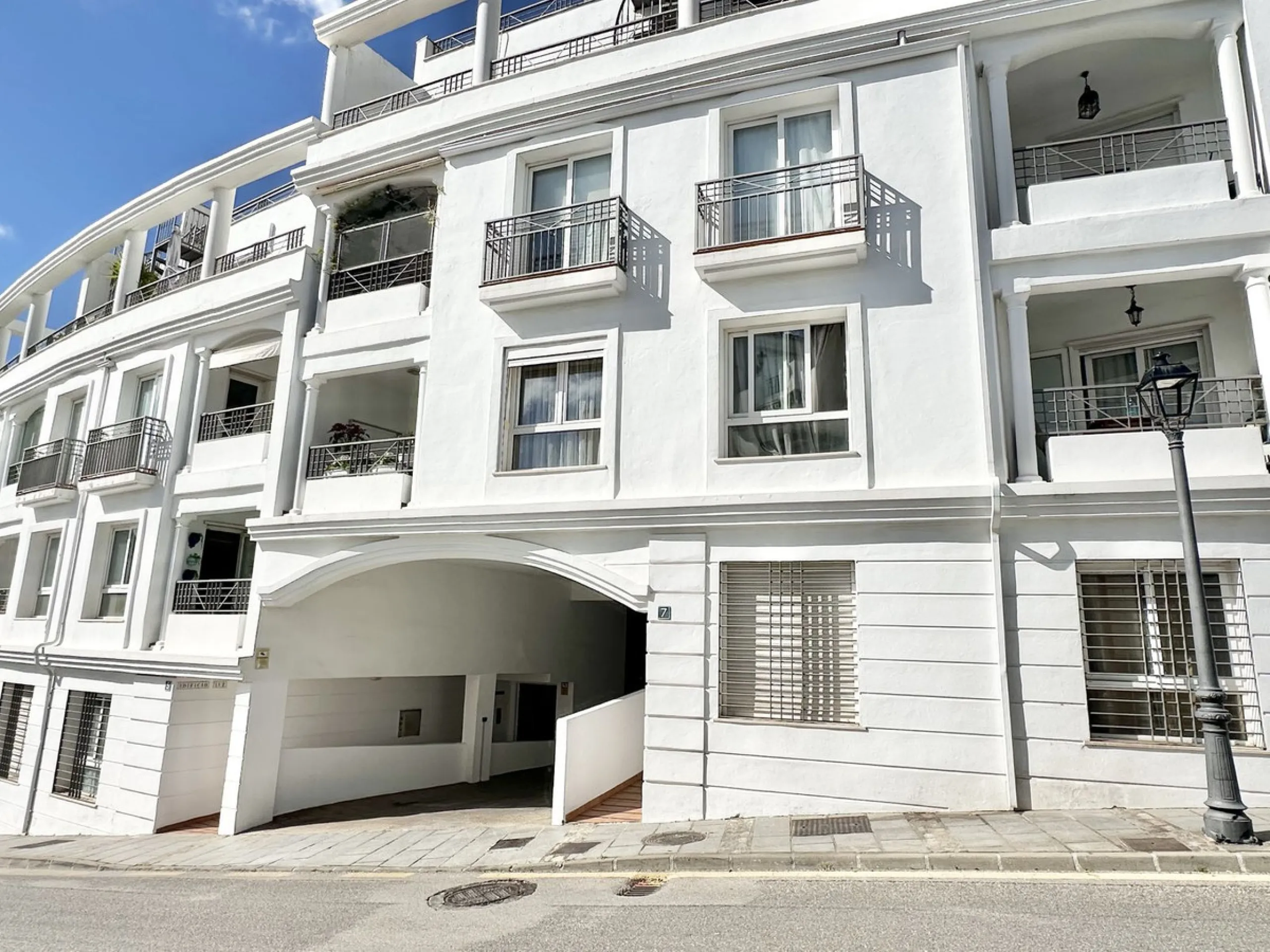 A cozy, bright apartment is for sale in picturesque Mijas Pueblo, one of the most charming white towns in Andalusia. Narrow streets, flower-filled balconies, panoramic views of the sea and mountains, atmospheric cafes, and a truly Spanish atmosphere creat