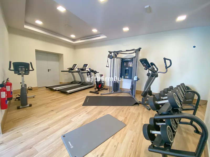 New semi detached villa in the heart of the Golden Mile, Marbella, with tourist license in place. Only 300m from the beach and the Puente Romano. Five-minute drive from Marbella Centre and Puerto Banus. 24-hour security communal pool, gym and spa. Perfect