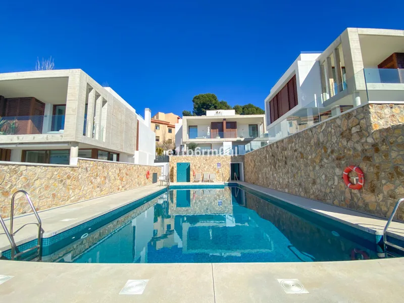 House - Semi-Detached House в продаже в Marbella, Málaga. В доме 3 спален и 3 ванных комнат. Площадь дома 312 м². Площадь участка 446 м²
