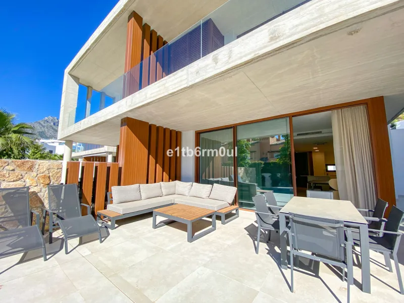House - Semi-Detached House в продаже в Marbella, Málaga. В доме 3 спален и 3 ванных комнат. Площадь дома 312 м². Площадь участка 446 м²