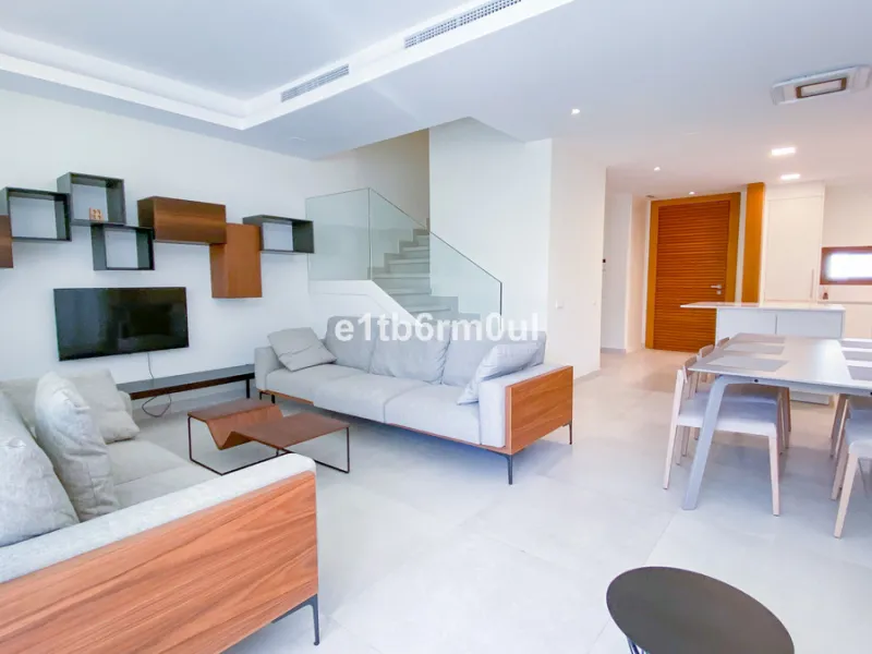 House - Semi-Detached House в продаже в Marbella, Málaga. В доме 3 спален и 3 ванных комнат. Площадь дома 312 м². Площадь участка 446 м²
