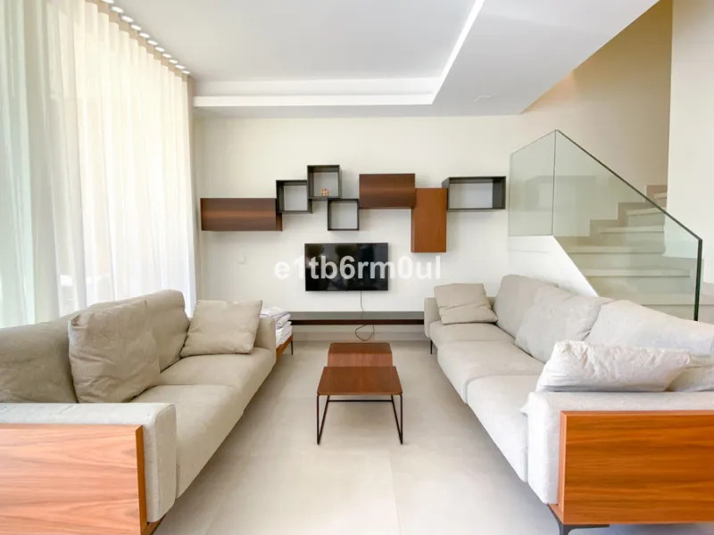 House - Semi-Detached House в продаже в Marbella, Málaga. В доме 3 спален и 3 ванных комнат. Площадь дома 312 м². Площадь участка 446 м²