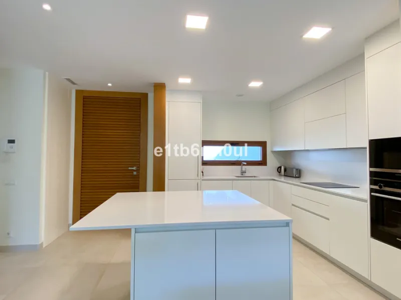House - Semi-Detached House в продаже в Marbella, Málaga. В доме 3 спален и 3 ванных комнат. Площадь дома 312 м². Площадь участка 446 м²