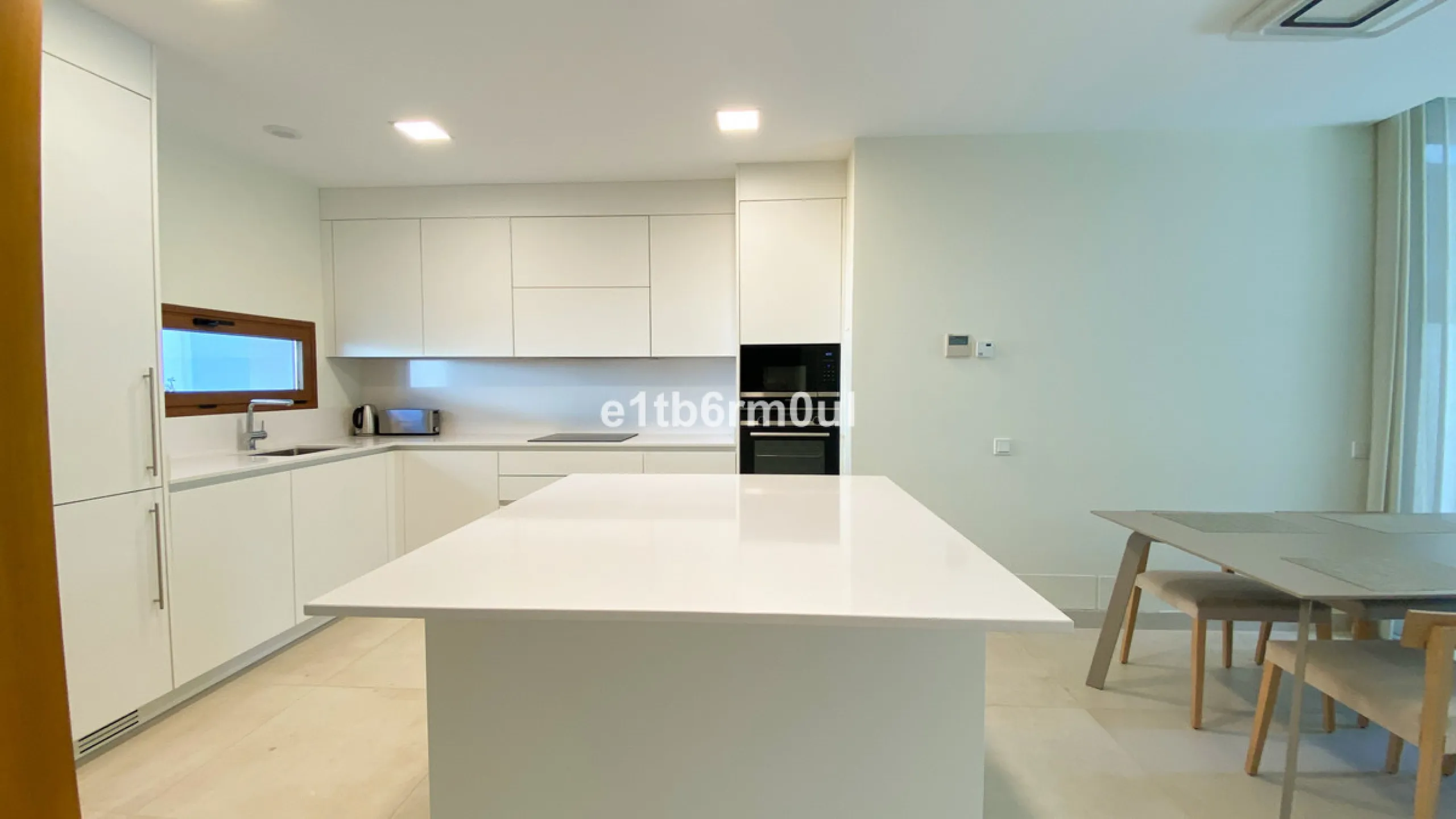 House - Semi-Detached House в продаже в Marbella, Málaga. В доме 3 спален и 3 ванных комнат. Площадь дома 312 м². Площадь участка 446 м²