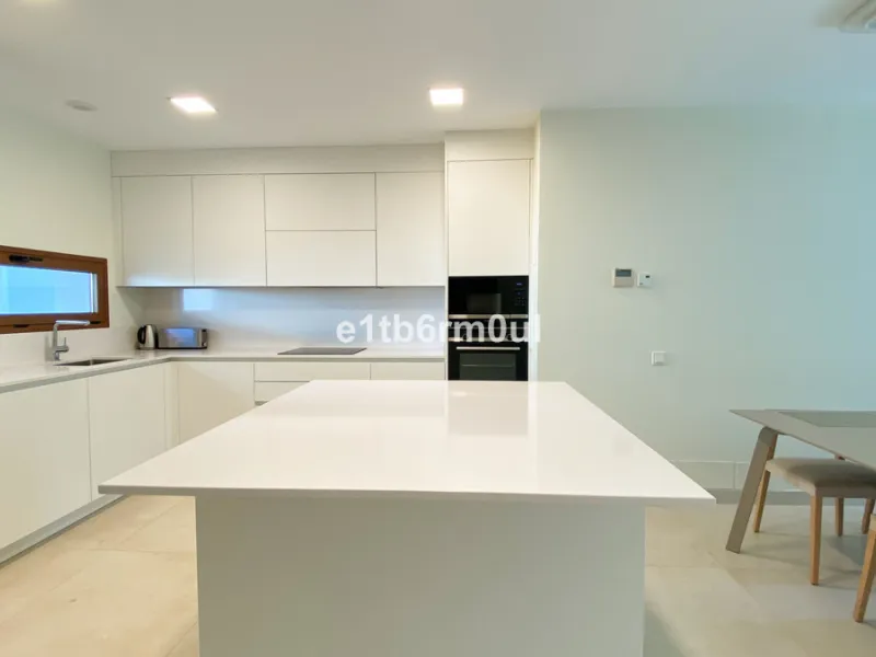 House - Semi-Detached House в продаже в Marbella, Málaga. В доме 3 спален и 3 ванных комнат. Площадь дома 312 м². Площадь участка 446 м²