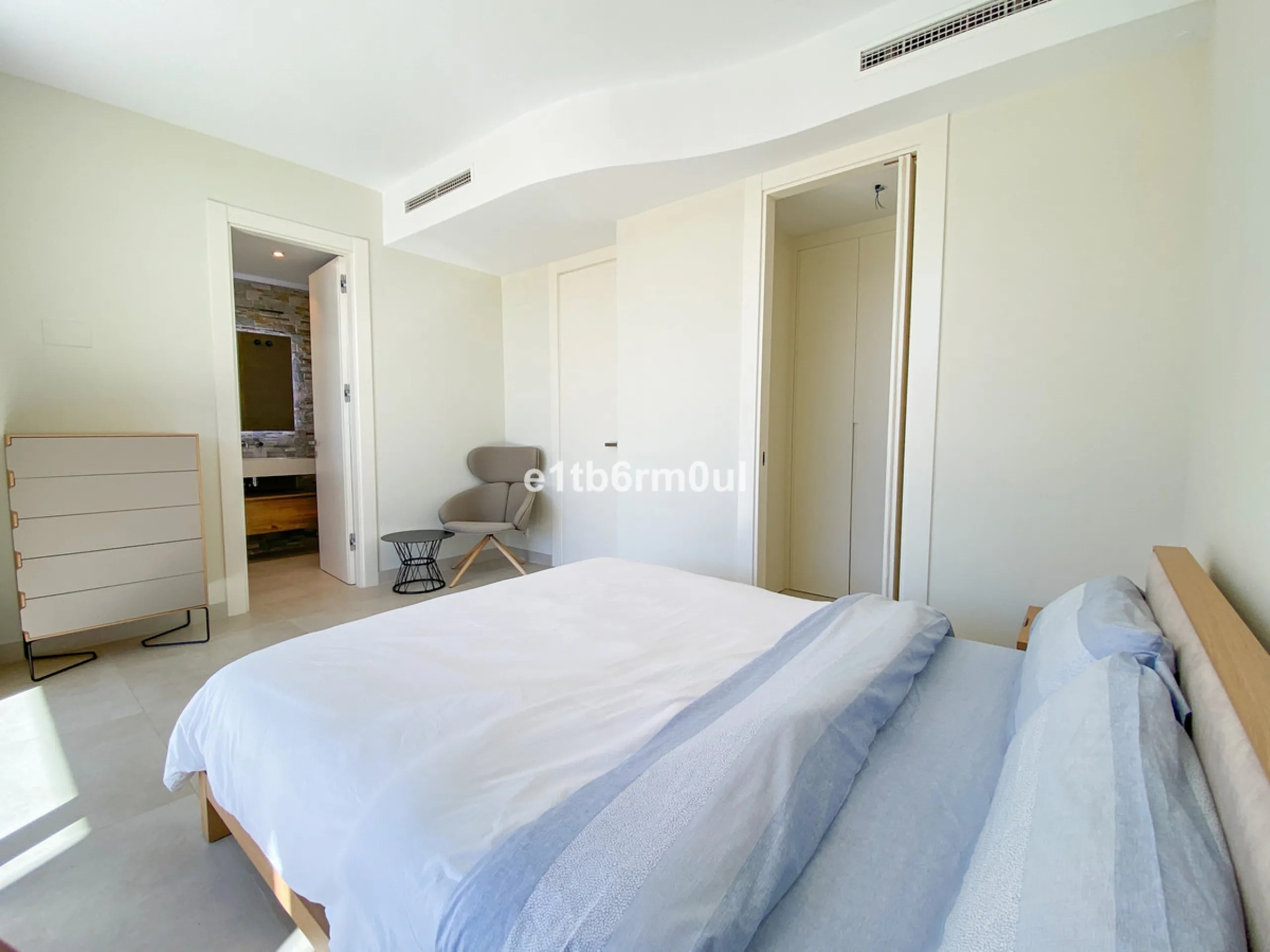 House - Semi-Detached House в продаже в Marbella, Málaga. В доме 3 спален и 3 ванных комнат. Площадь дома 312 м². Площадь участка 446 м²