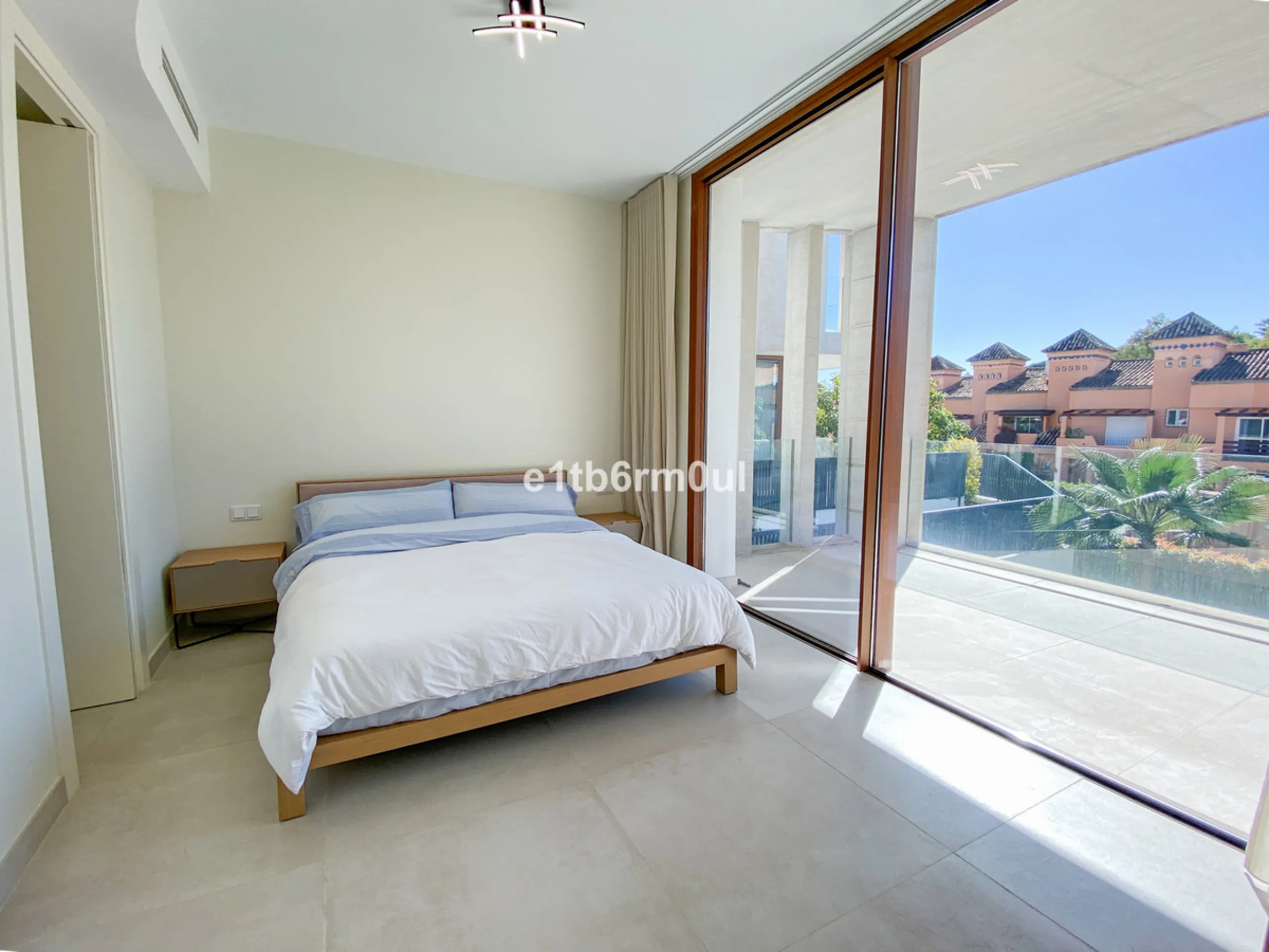 House - Semi-Detached House в продаже в Marbella, Málaga. В доме 3 спален и 3 ванных комнат. Площадь дома 312 м². Площадь участка 446 м²