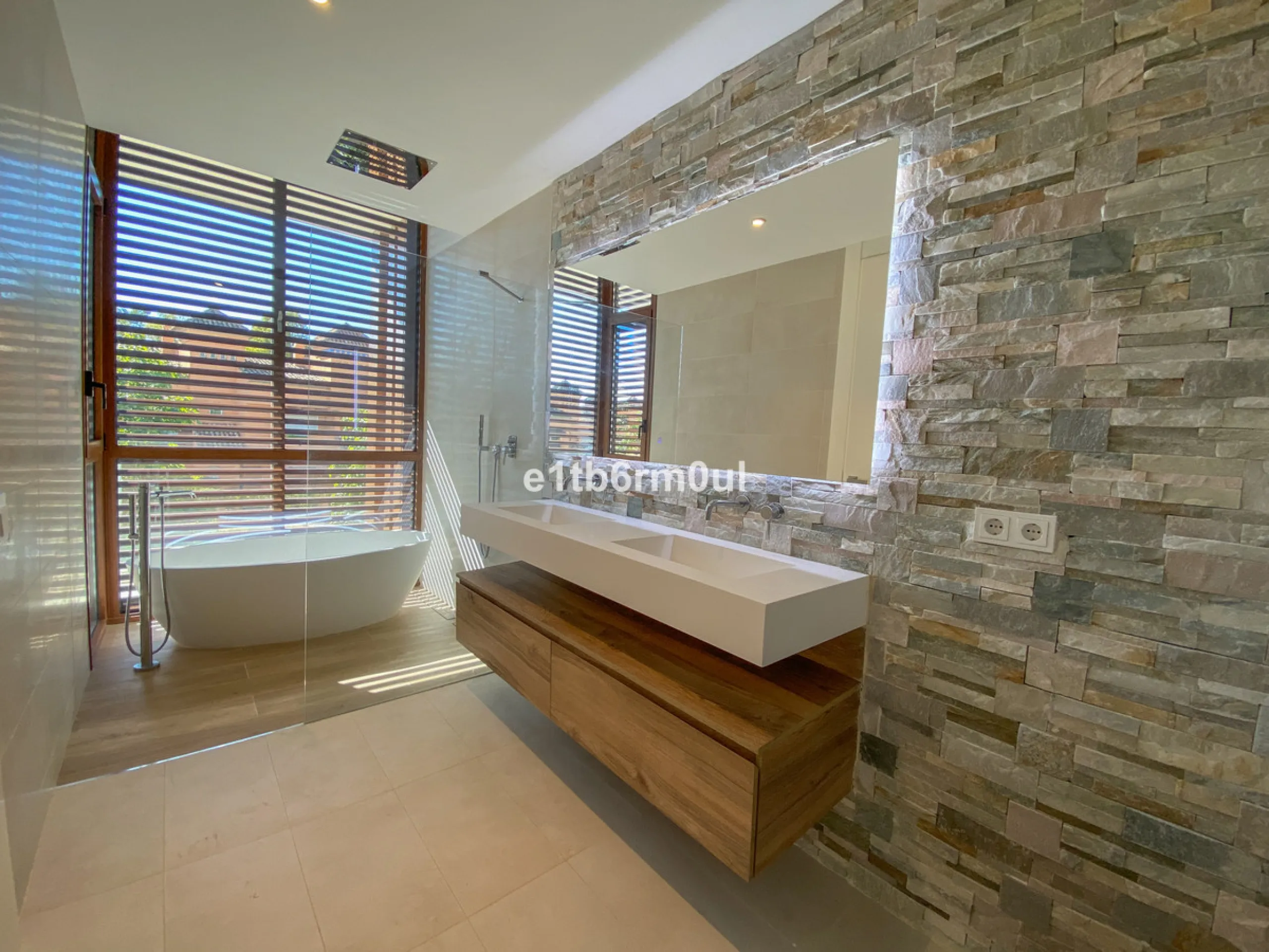 House - Semi-Detached House в продаже в Marbella, Málaga. В доме 3 спален и 3 ванных комнат. Площадь дома 312 м². Площадь участка 446 м²