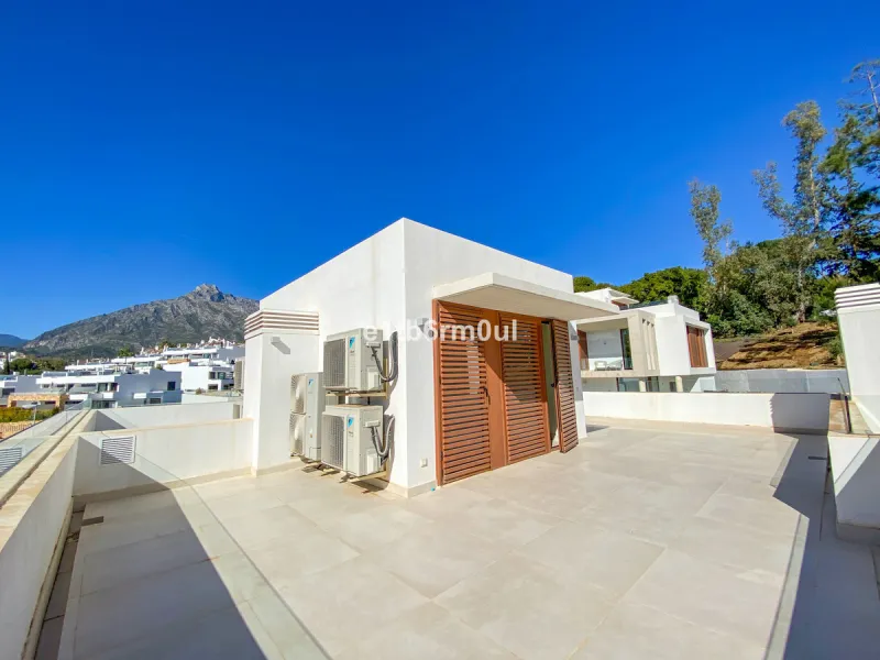 House - Semi-Detached House в продаже в Marbella, Málaga. В доме 3 спален и 3 ванных комнат. Площадь дома 312 м². Площадь участка 446 м²