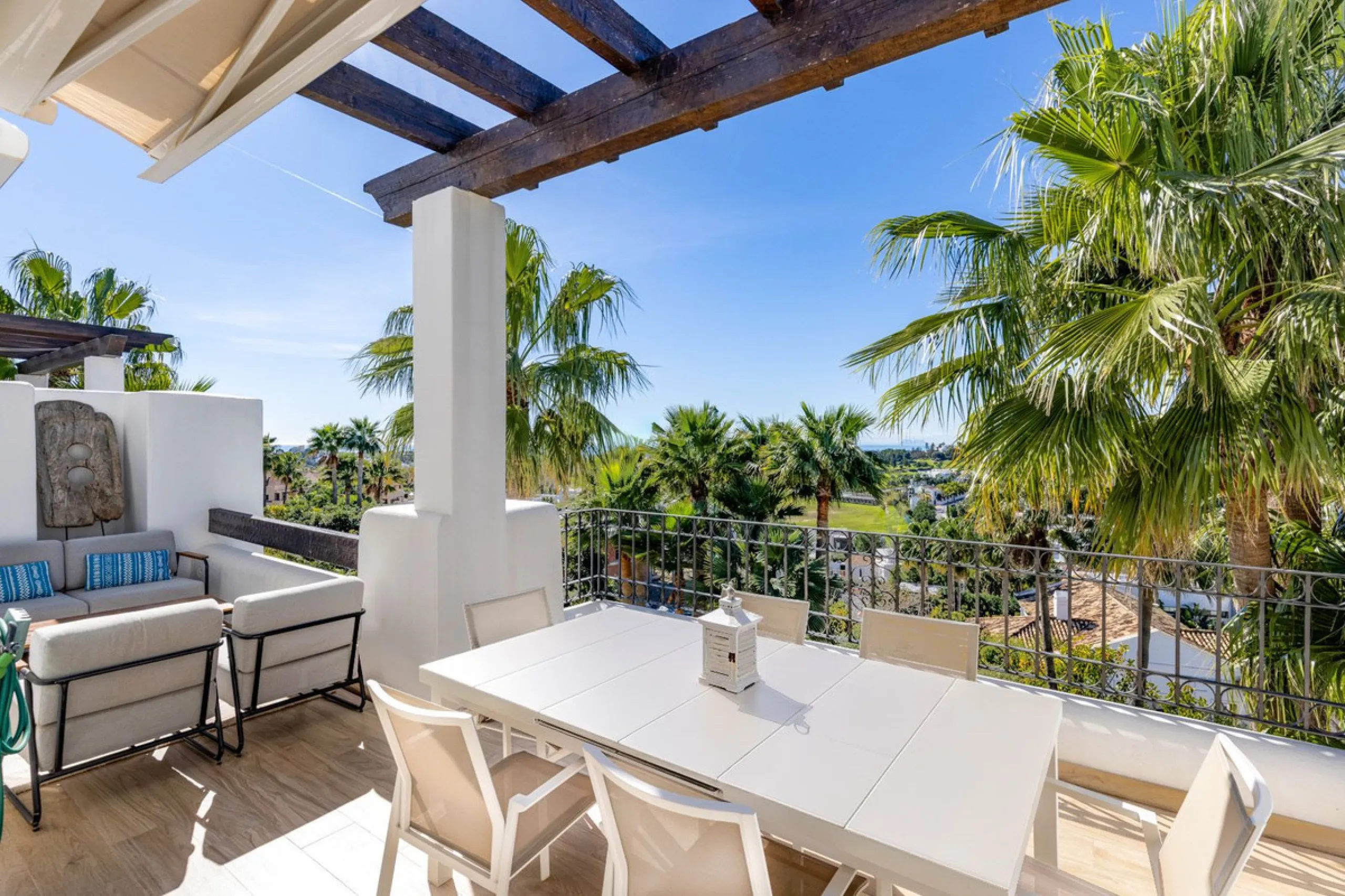 Renovated 3-bedroom duplex penthouse in exclusive gated community with sea & golf views in Marbella - Benahavis