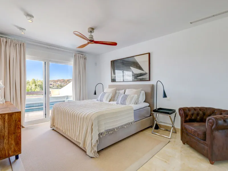Renovated 3-bedroom duplex penthouse in exclusive gated community with sea & golf views in Marbella - Benahavis
