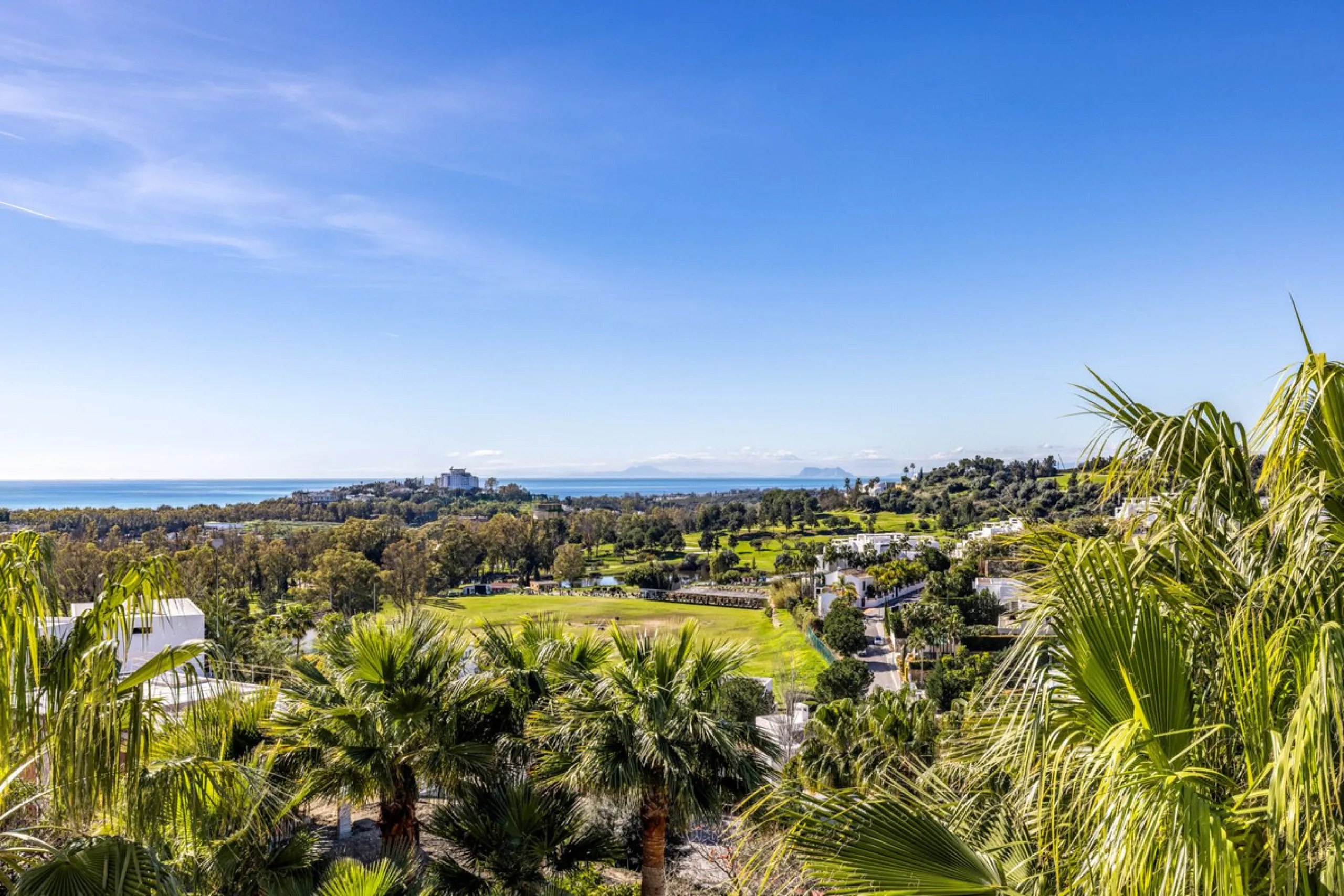 Renovated 3-bedroom duplex penthouse in exclusive gated community with sea & golf views in Marbella - Benahavis