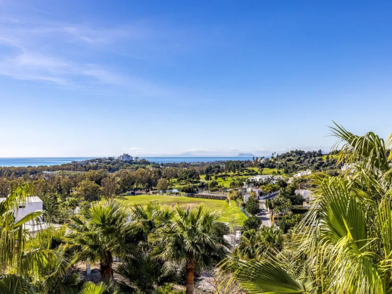 Renovated 3-bedroom duplex penthouse in exclusive gated community with sea & golf views in Marbella - Benahavis