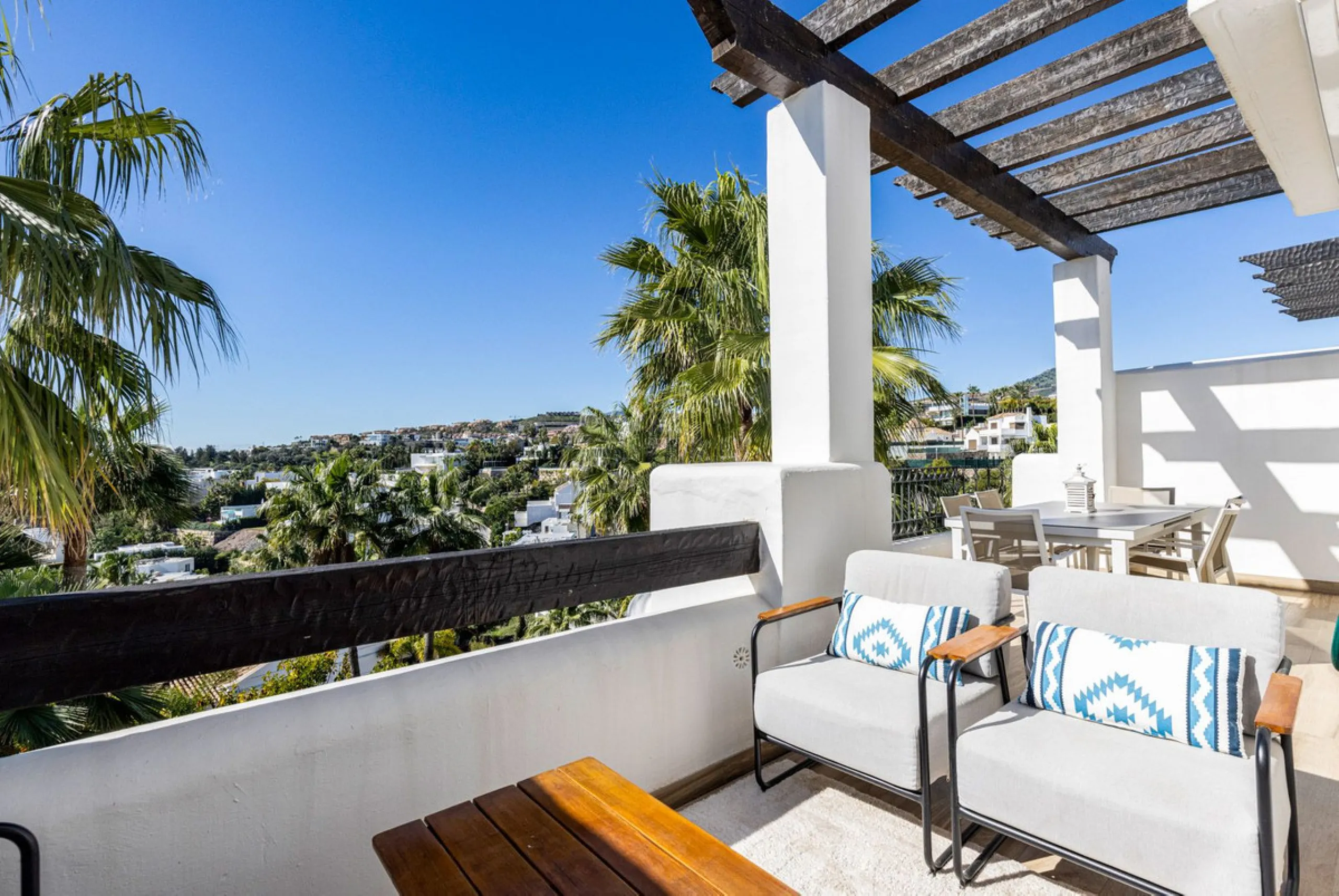 Renovated 3-bedroom duplex penthouse in exclusive gated community with sea & golf views in Marbella - Benahavis