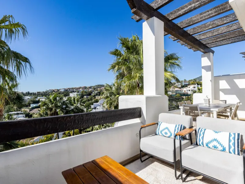 Renovated 3-bedroom duplex penthouse in exclusive gated community with sea & golf views in Marbella - Benahavis