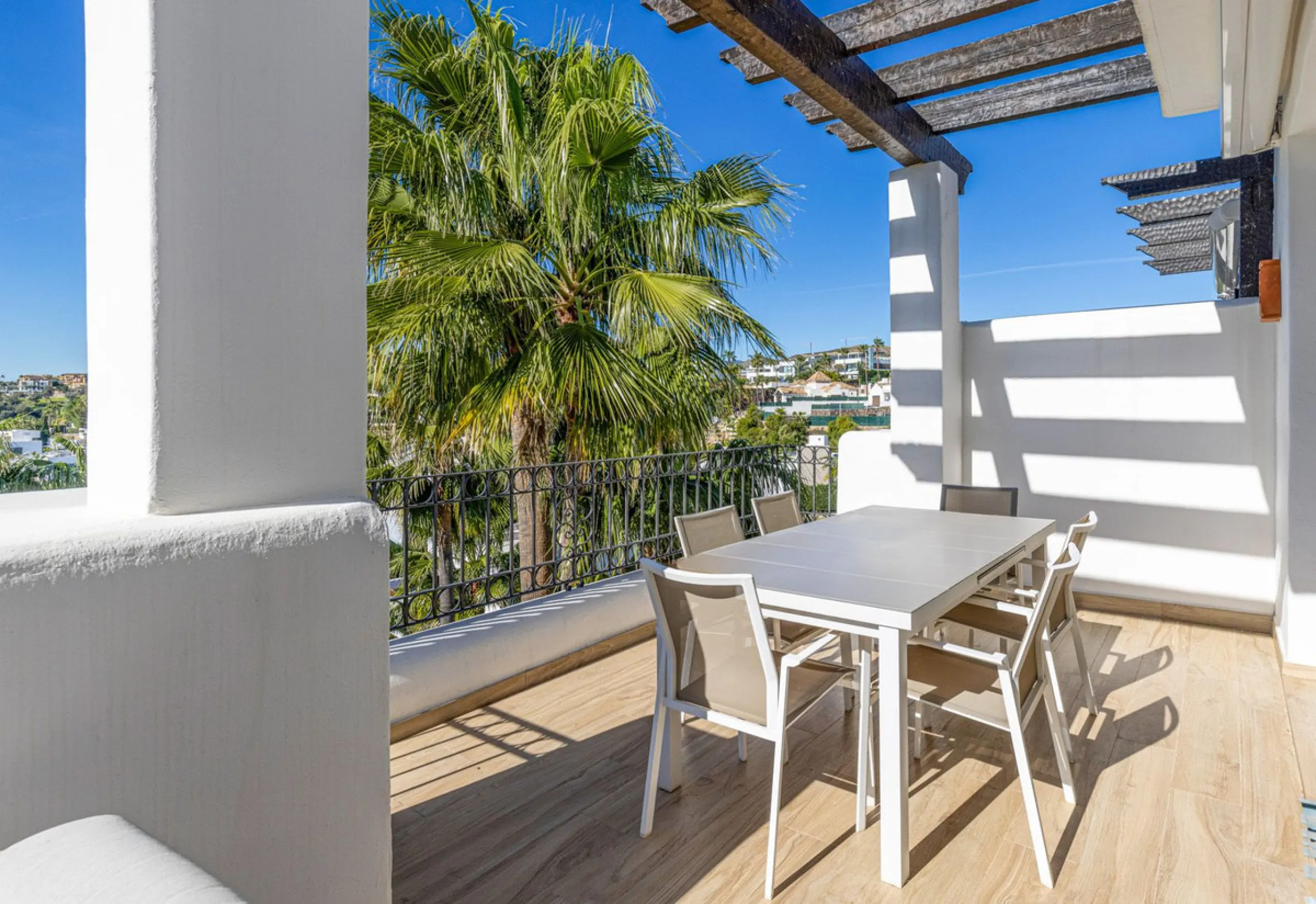 Renovated 3-bedroom duplex penthouse in exclusive gated community with sea & golf views in Marbella - Benahavis
