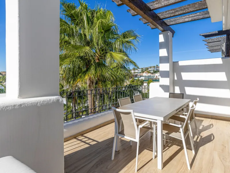 Renovated 3-bedroom duplex penthouse in exclusive gated community with sea & golf views in Marbella - Benahavis