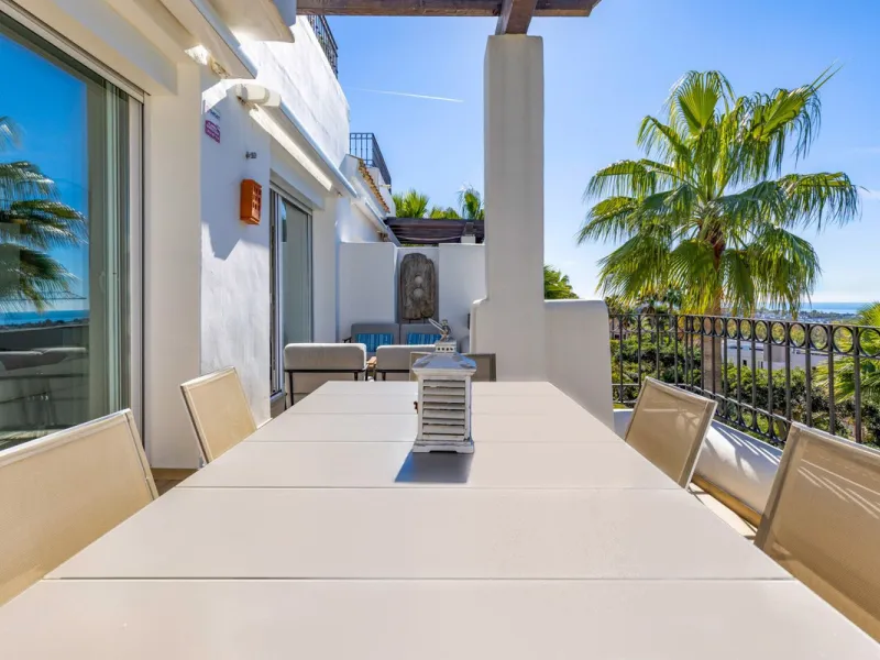Renovated 3-bedroom duplex penthouse in exclusive gated community with sea & golf views in Marbella - Benahavis