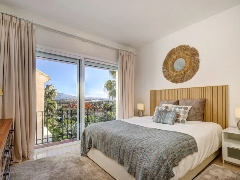 Renovated 3-bedroom duplex penthouse in exclusive gated community with sea & golf views in Marbella - Benahavis