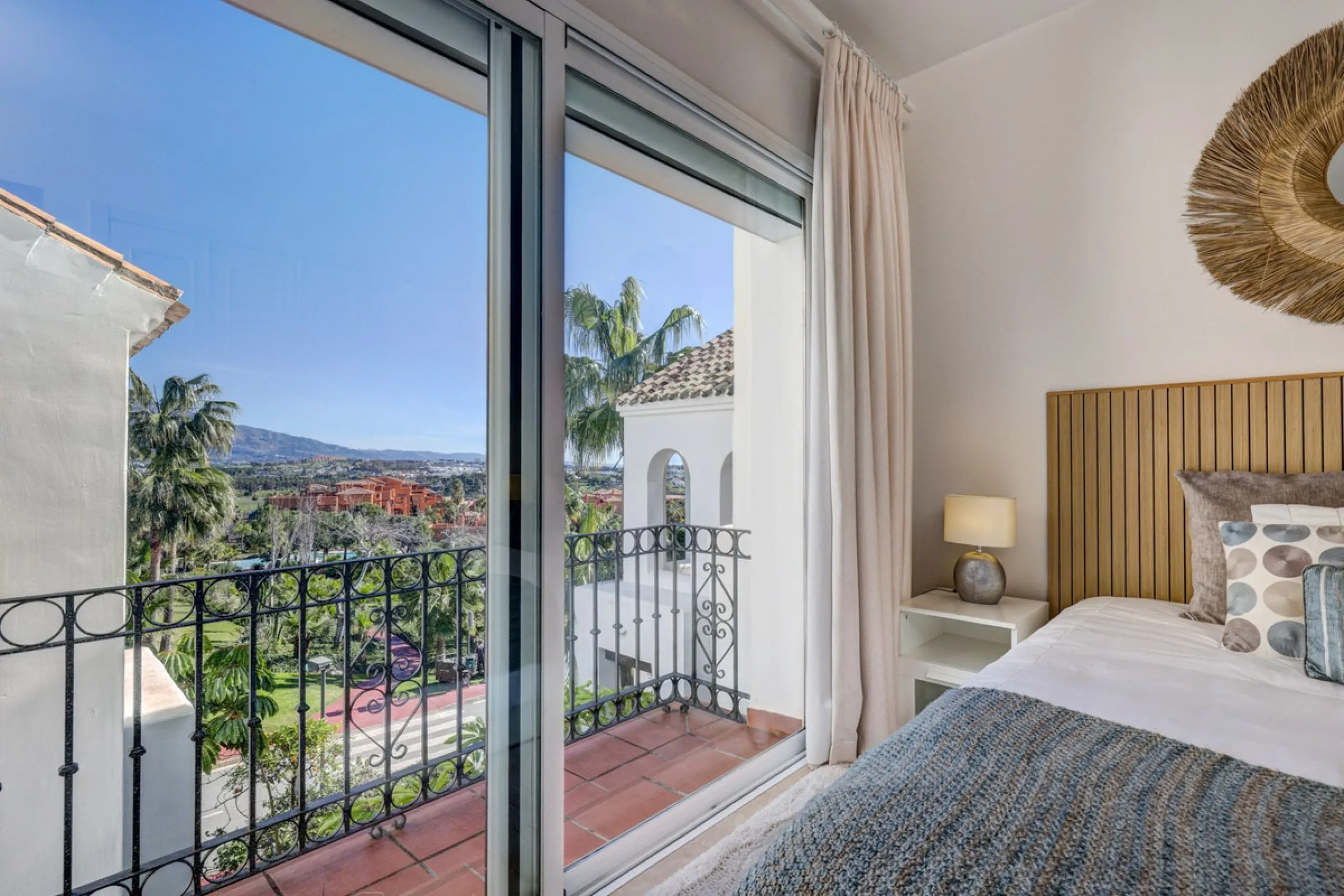 Renovated 3-bedroom duplex penthouse in exclusive gated community with sea & golf views in Marbella - Benahavis