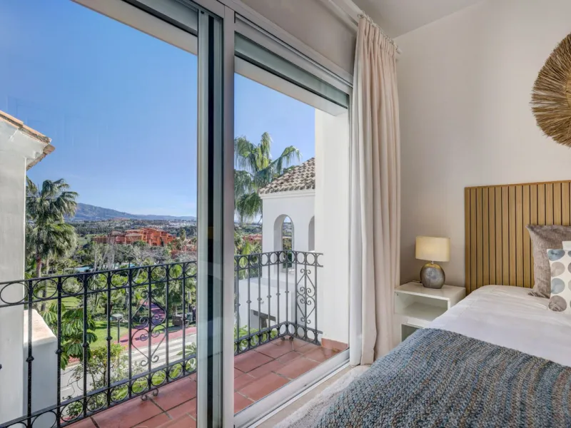 Renovated 3-bedroom duplex penthouse in exclusive gated community with sea & golf views in Marbella - Benahavis