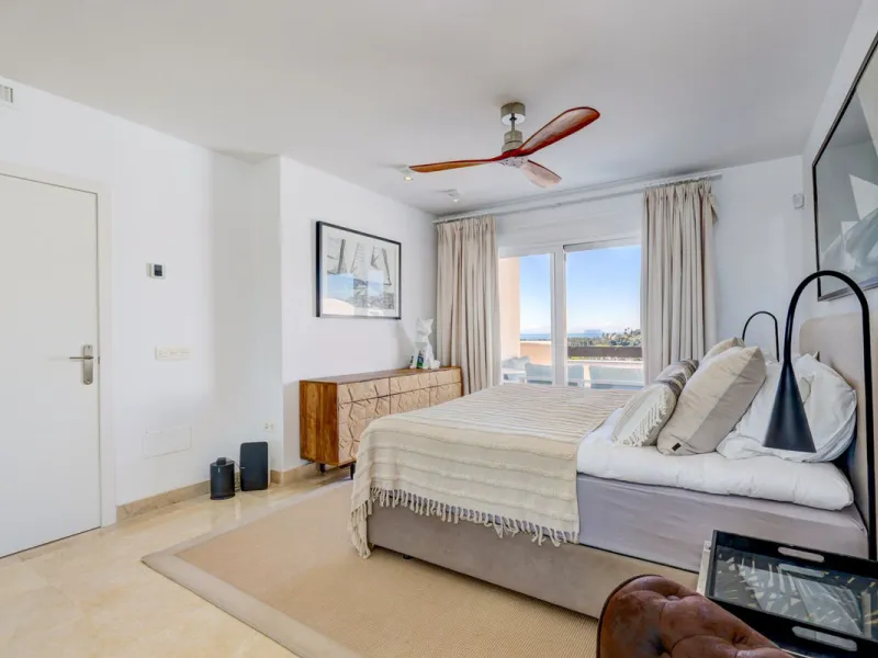 Renovated 3-bedroom duplex penthouse in exclusive gated community with sea & golf views in Marbella - Benahavis