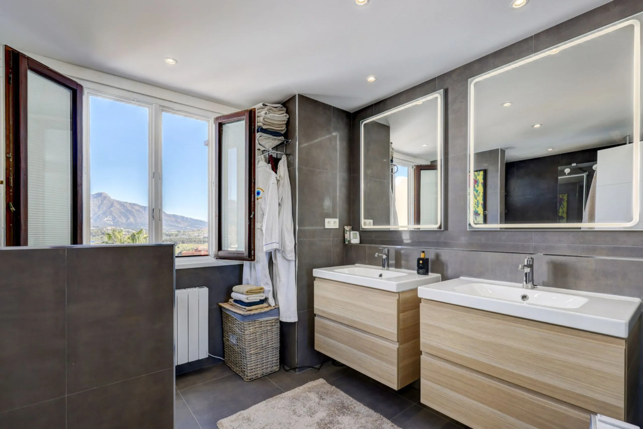 Renovated 3-bedroom duplex penthouse in exclusive gated community with sea & golf views in Marbella - Benahavis