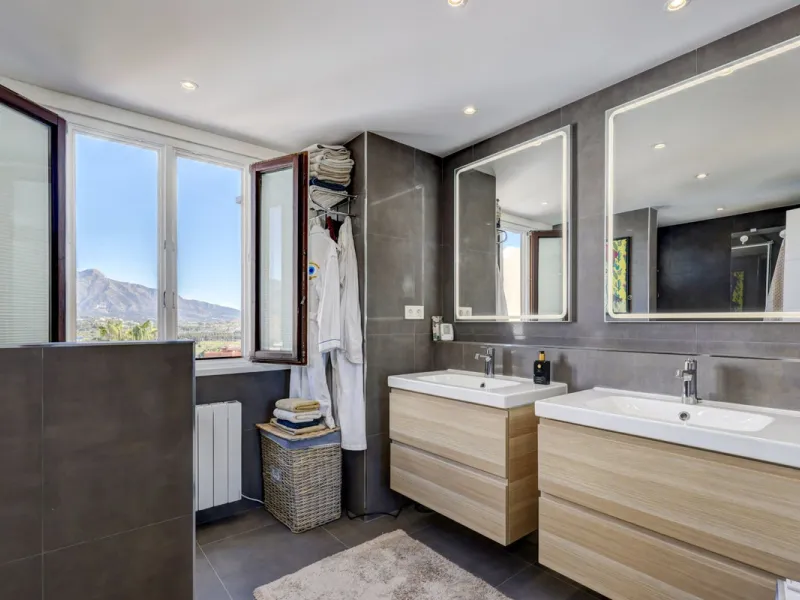 Renovated 3-bedroom duplex penthouse in exclusive gated community with sea & golf views in Marbella - Benahavis