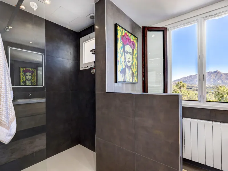 Renovated 3-bedroom duplex penthouse in exclusive gated community with sea & golf views in Marbella - Benahavis