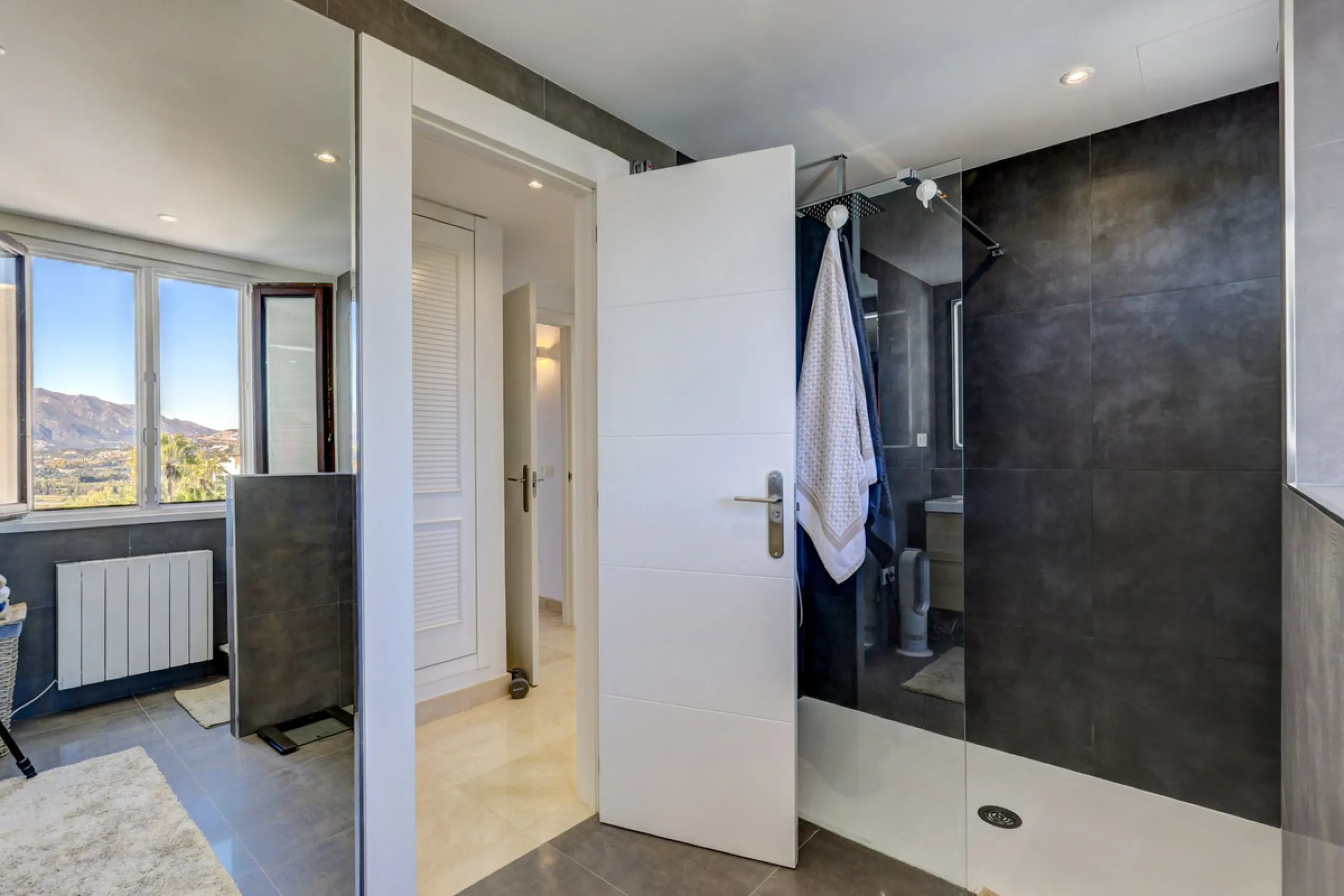 Renovated 3-bedroom duplex penthouse in exclusive gated community with sea & golf views in Marbella - Benahavis