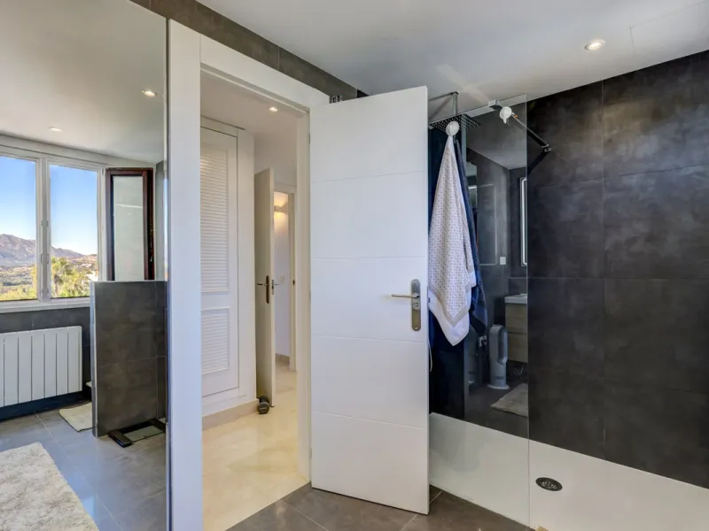 Renovated 3-bedroom duplex penthouse in exclusive gated community with sea & golf views in Marbella - Benahavis