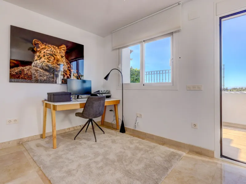 Renovated 3-bedroom duplex penthouse in exclusive gated community with sea & golf views in Marbella - Benahavis