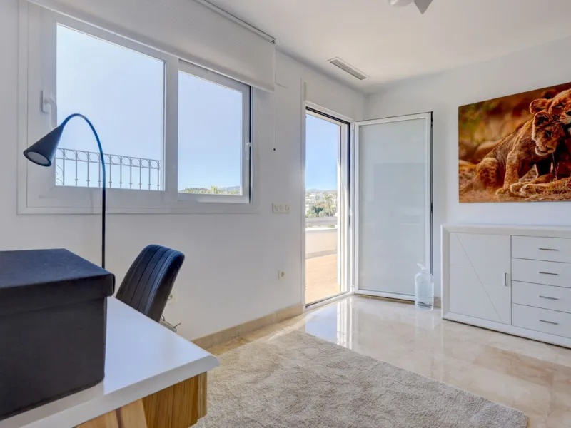 Renovated 3-bedroom duplex penthouse in exclusive gated community with sea & golf views in Marbella - Benahavis