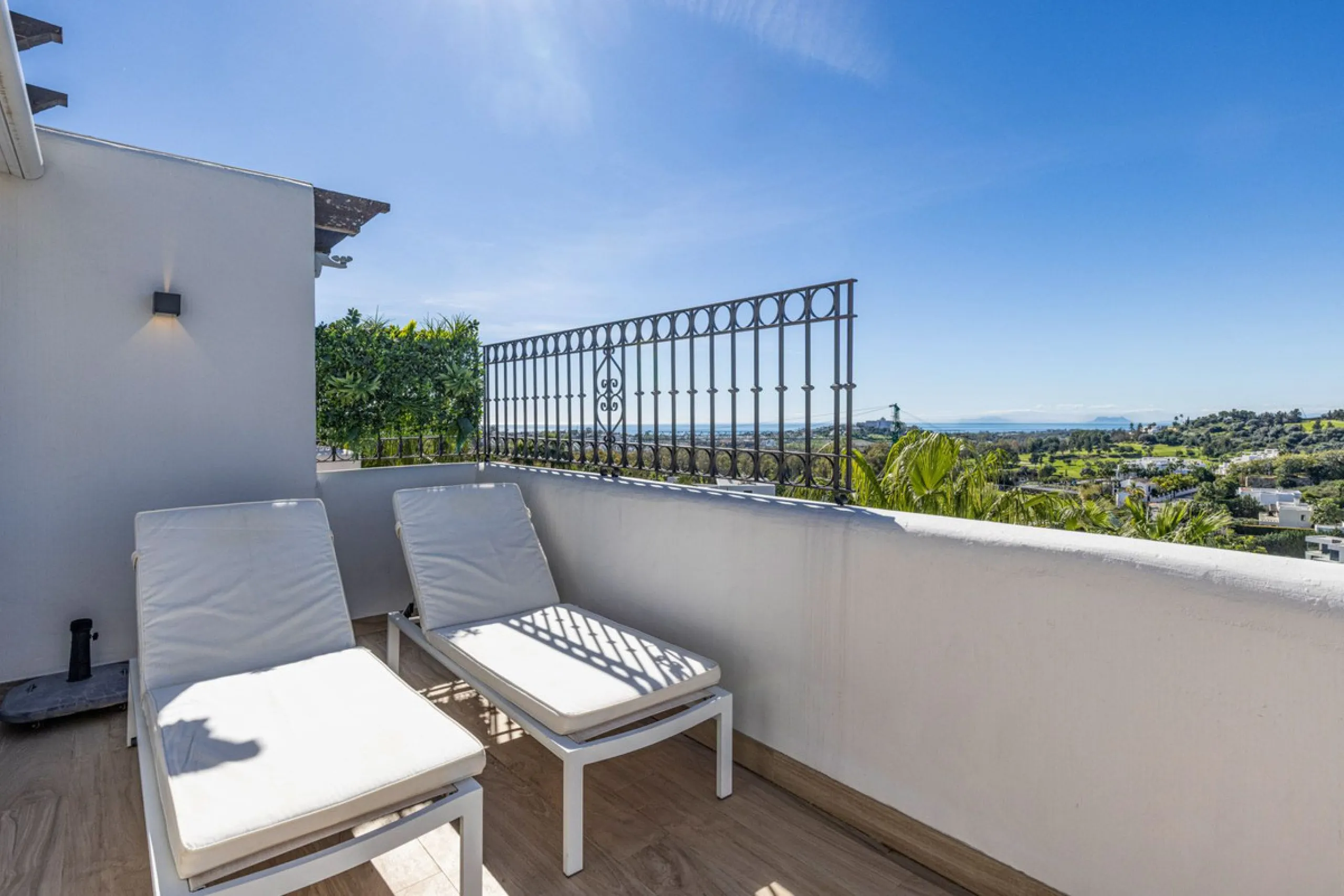Renovated 3-bedroom duplex penthouse in exclusive gated community with sea & golf views in Marbella - Benahavis