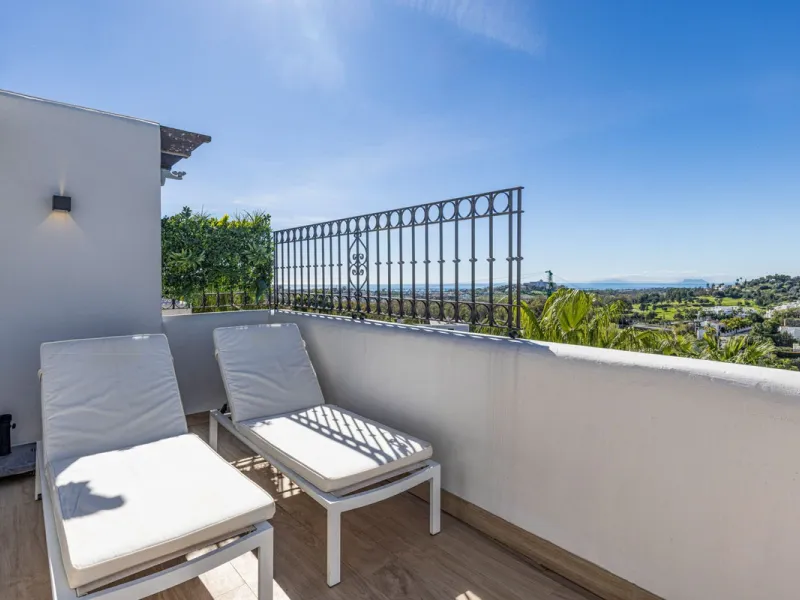 Renovated 3-bedroom duplex penthouse in exclusive gated community with sea & golf views in Marbella - Benahavis