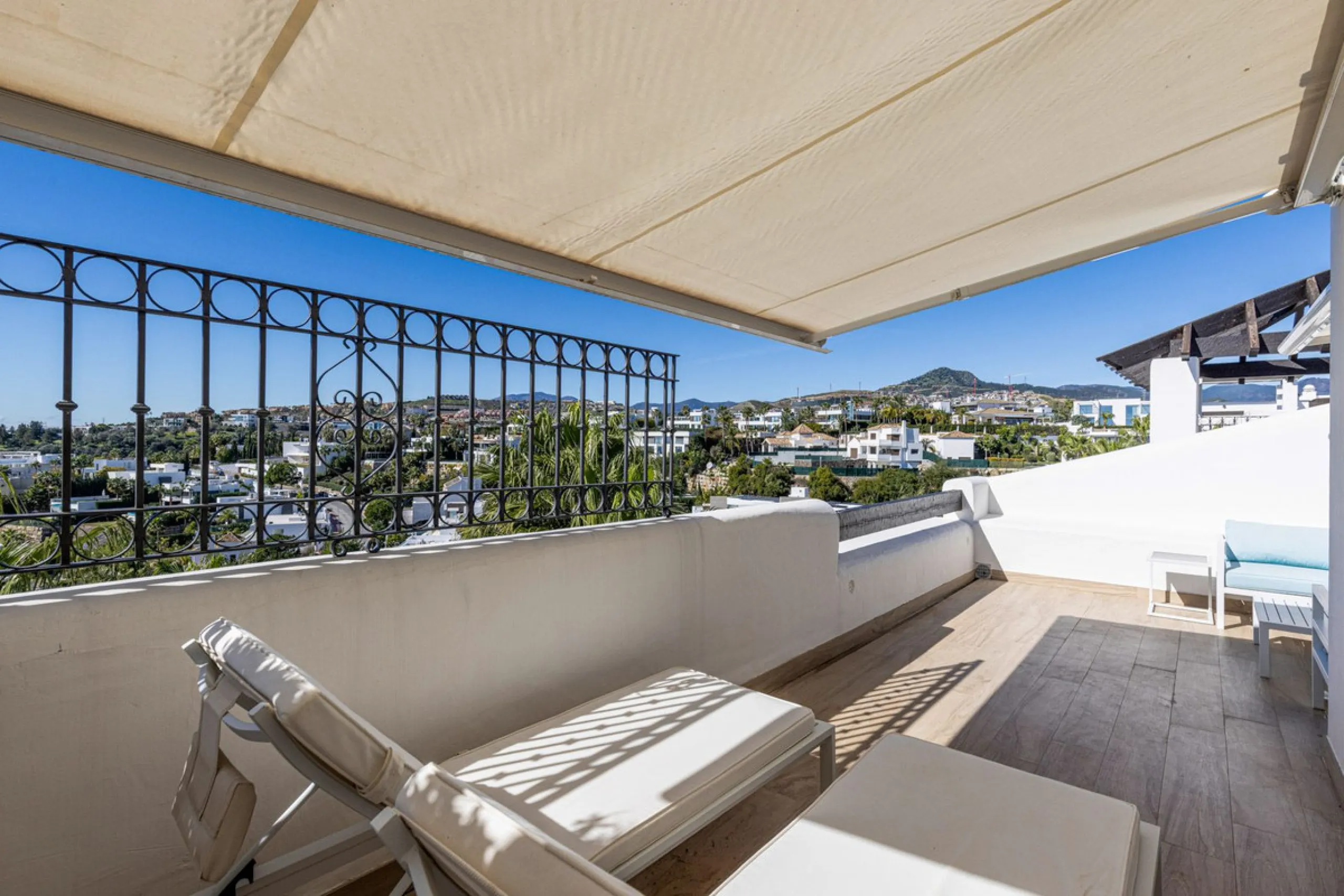 Renovated 3-bedroom duplex penthouse in exclusive gated community with sea & golf views in Marbella - Benahavis