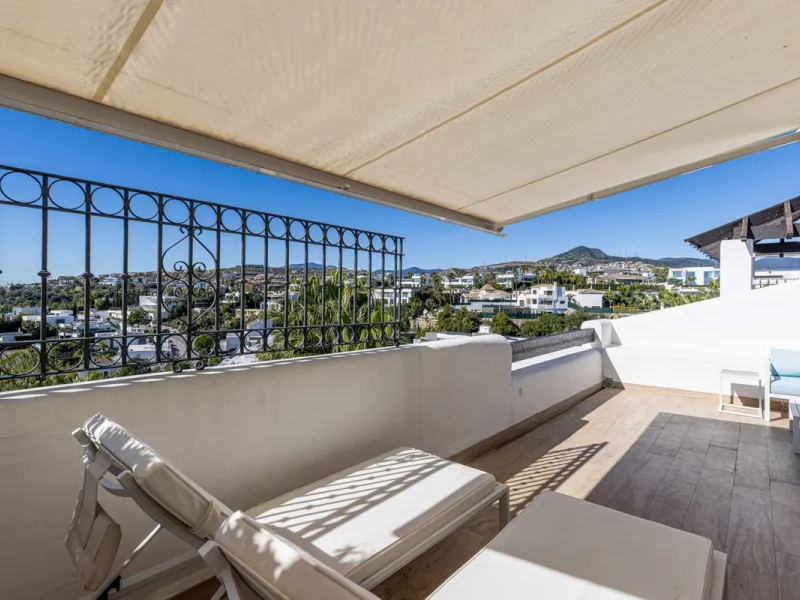 Renovated 3-bedroom duplex penthouse in exclusive gated community with sea & golf views in Marbella - Benahavis