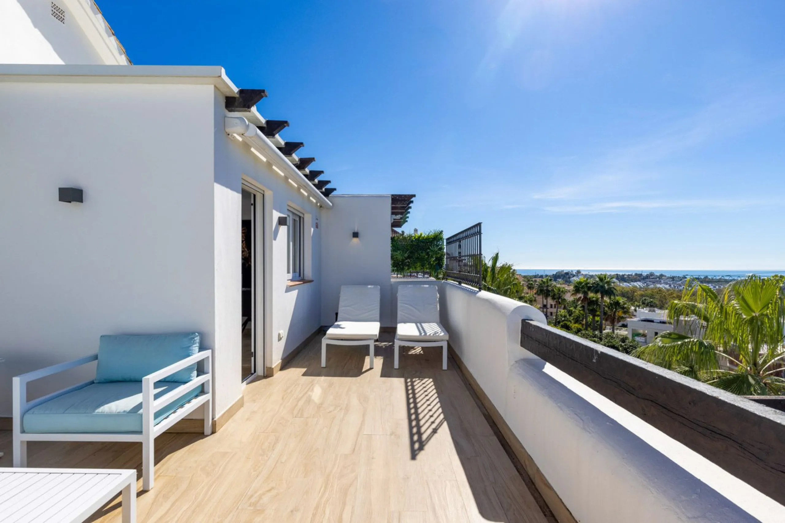 Renovated 3-bedroom duplex penthouse in exclusive gated community with sea & golf views in Marbella - Benahavis