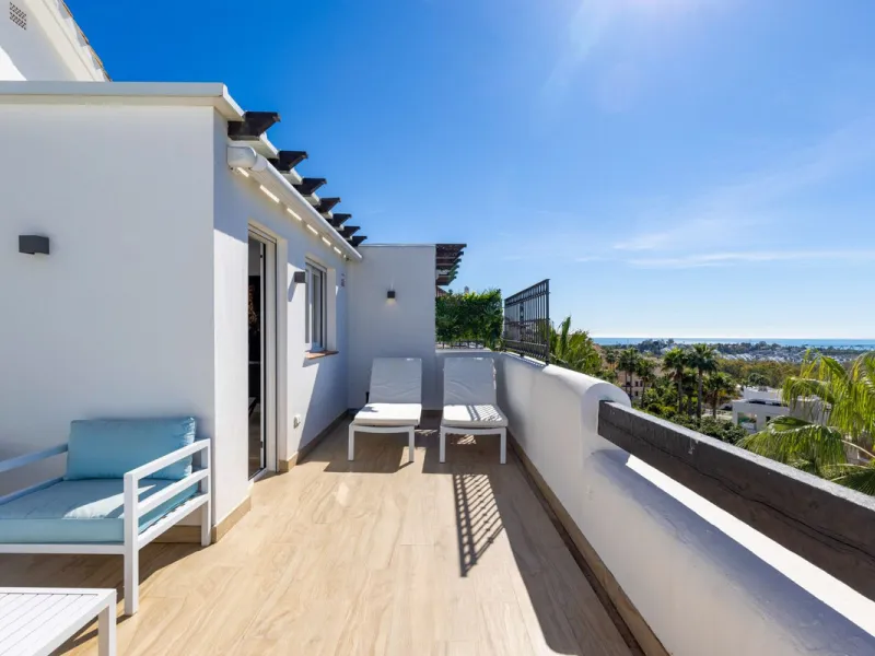 Renovated 3-bedroom duplex penthouse in exclusive gated community with sea & golf views in Marbella - Benahavis