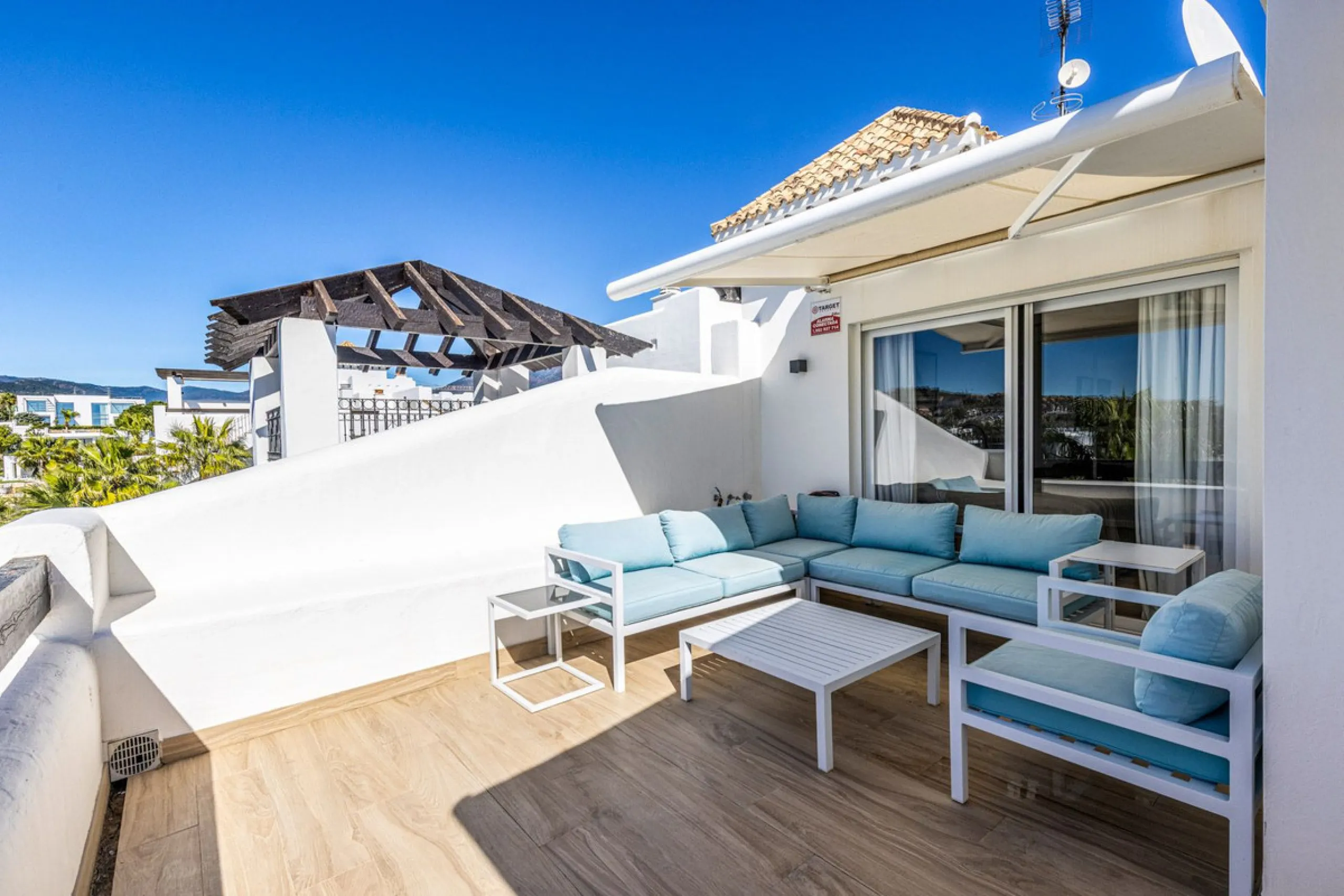 Renovated 3-bedroom duplex penthouse in exclusive gated community with sea & golf views in Marbella - Benahavis