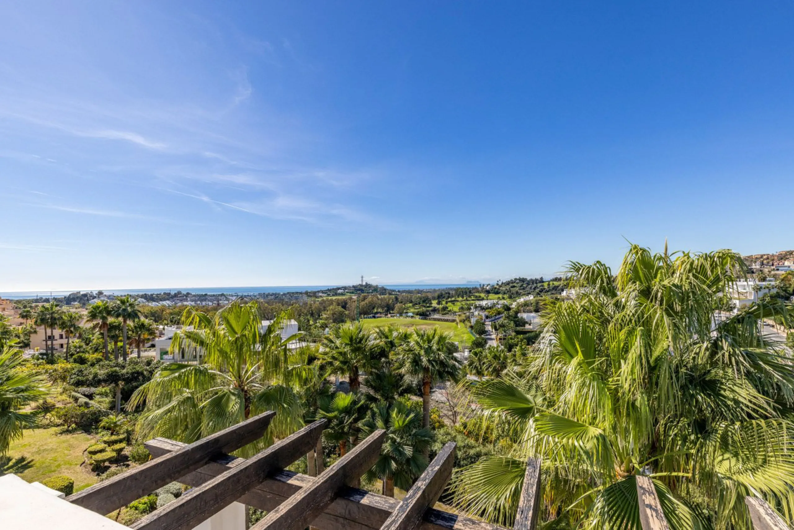 Renovated 3-bedroom duplex penthouse in exclusive gated community with sea & golf views in Marbella - Benahavis