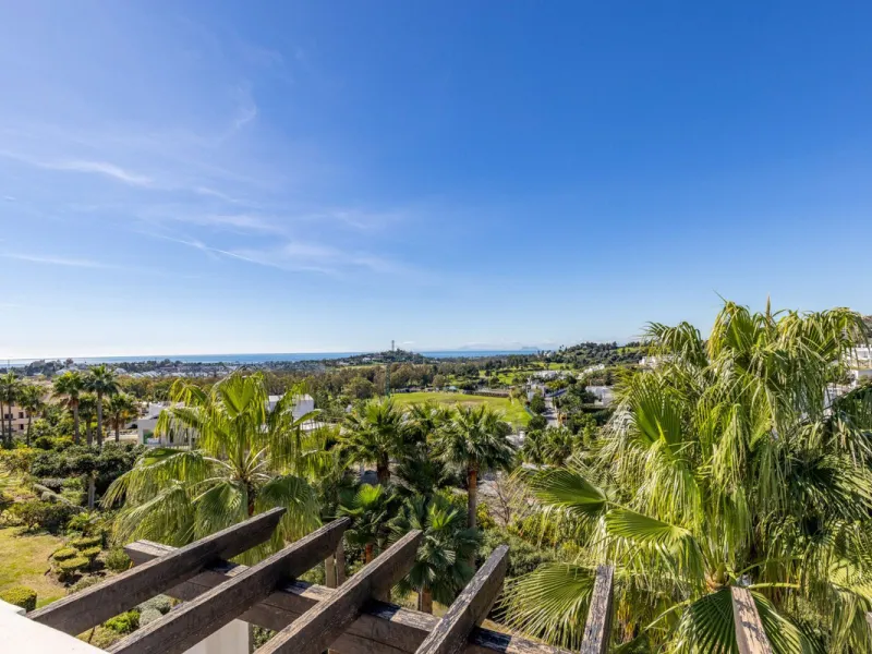 Renovated 3-bedroom duplex penthouse in exclusive gated community with sea & golf views in Marbella - Benahavis